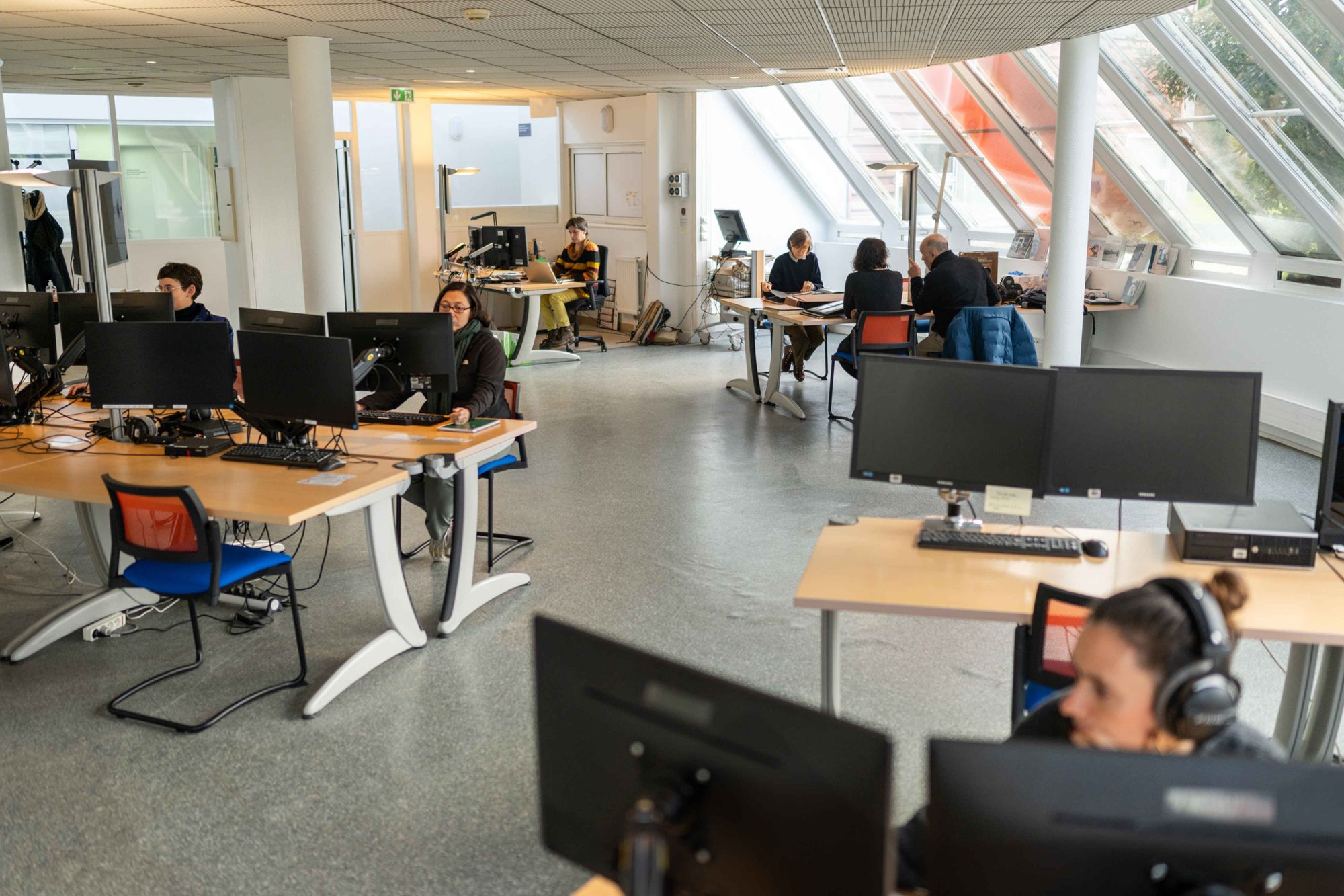 Vue de la salle de lecture de l'ECPAD au fort d'Ivry